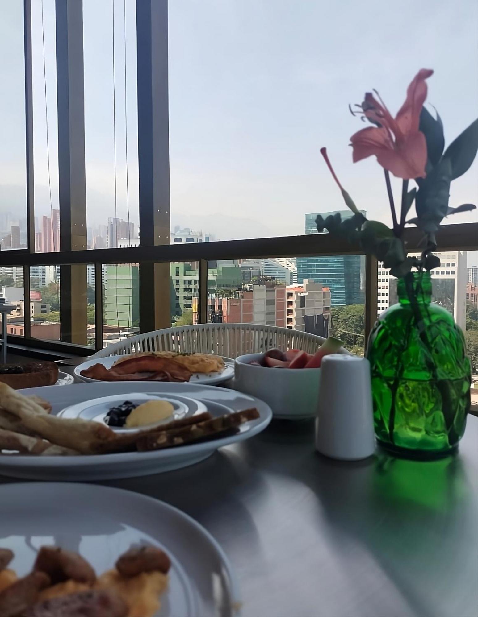 Golden Valley Hotel Медельин Экстерьер фото